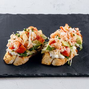 Брускетта с камчатским крабом