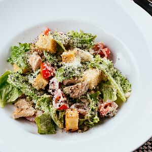Салат Цезарь с курицей