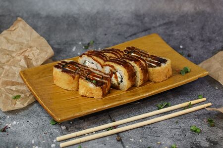 Жареный ролл с курицей
