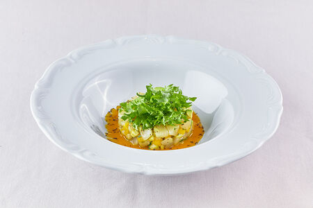 Тартар из гребешка и нектаринов