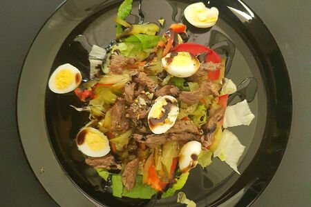 Салат с телятиной и перепелиными яйцами