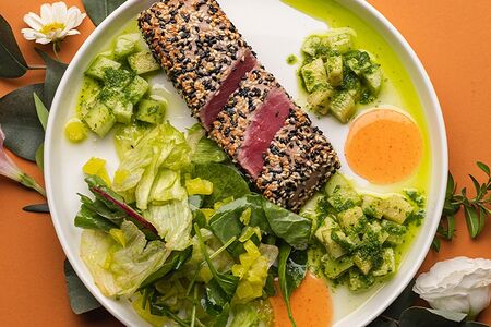 Тунец в кунжуте с тартаром из огурца и яблок