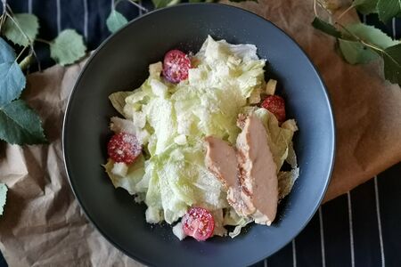 Салат Цезарь с курицей