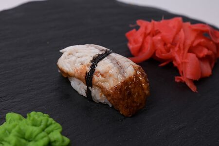 Суши с угрем