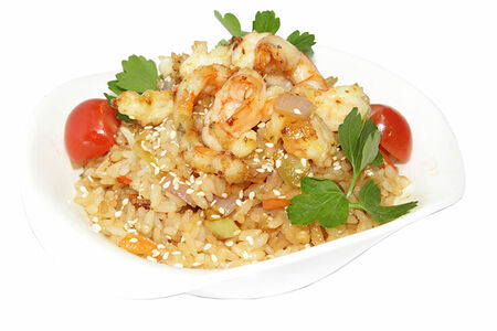 Wok рис с овощами и тигровыми креветками