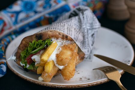 Сувлак с сырными палочками