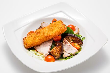 Салат с бужениной, овощами и горячим сыром