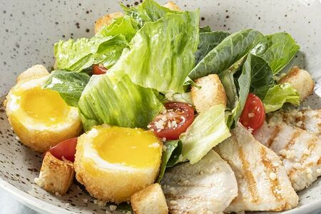 Салат цезарь с курицей