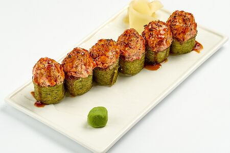 Ролл с обожжённым лососем