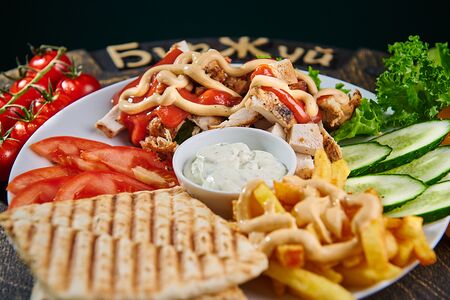 Гирос на тарелке