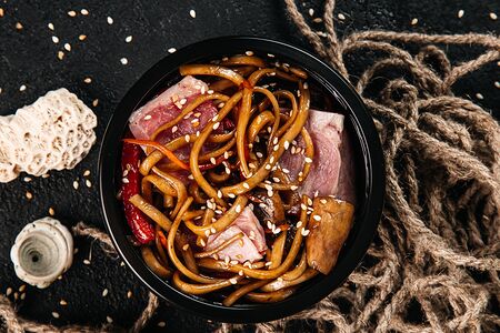 Яичная лапша с беконом в остром соусе