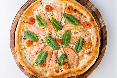 С лососем, помидорами черри и шпинатом