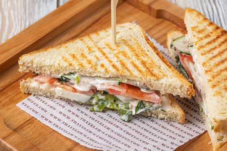 Сэндвич с яйцом и соусом из тунца