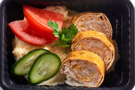 Мягкий мясной рулет с картофельным пюре и свежими овощами