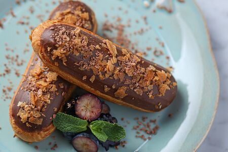 Эклер шоколадный