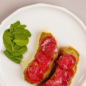 Բրուսկետա թունայով և ավոկադոյով 