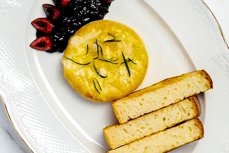 Запеченный Камамбер с Камберлендом из черной смородины