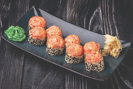 Ролл с лососем и острым тунцом