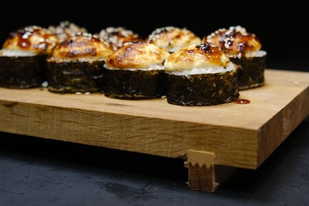 Запеченный ролл с лососем