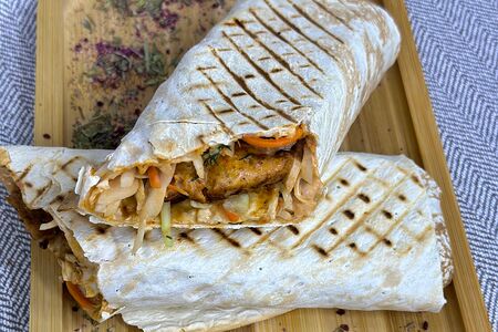 Мега шаурма из курицы в лаваше