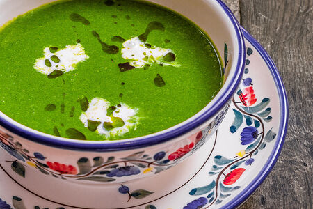 Зеленый крем-суп со страчателлой