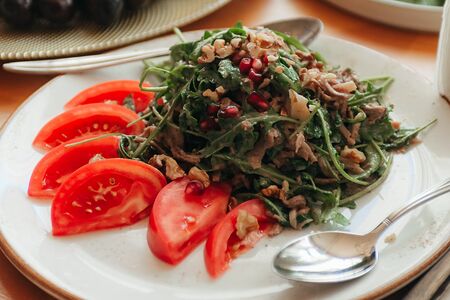 Салат с языком и рукколой