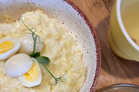 Каша Дружба с сыром бри, пармезаном и перепелиным яйцом