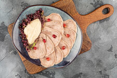 Язык говяжий отварной