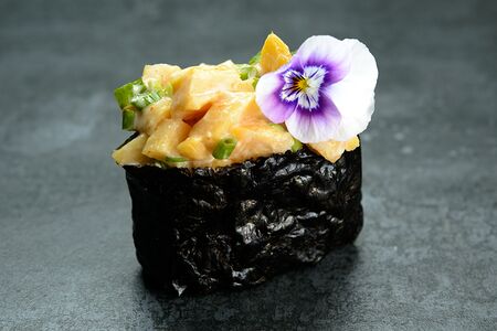 20. Гункан масляная рыба, лук, спайси