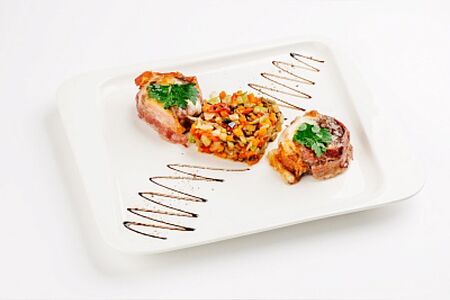 Медальоны из рубленой говядины в хрустящем беконе, запеченные под сырной шапкой