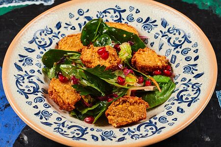 Салат с желтым фалафелем