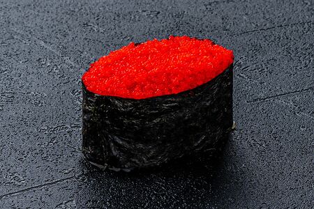 Суши с икрой летучей рыбы красной