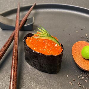 Гункан с лососевой икрой