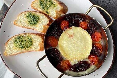 Камамбер, запечённый с томатами черри и чиабаттой