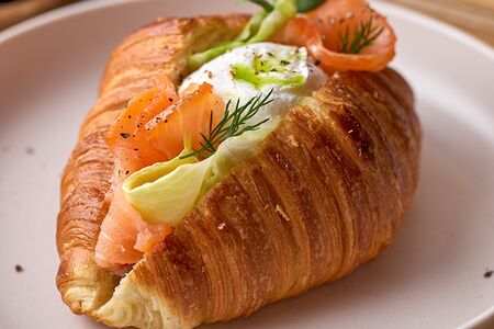 Круассан с копчёной форелью и яйцом пашот
