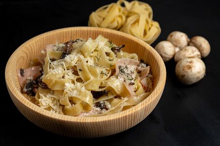 Феттуччине с курицей и грибами
