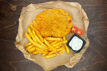Шницель с картошкой фри и соусом