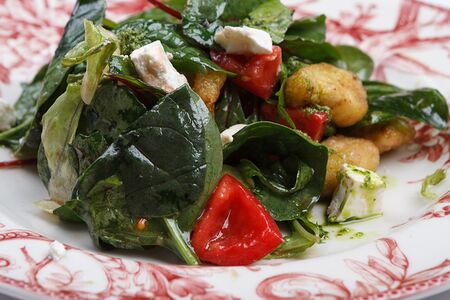 Cалат с томатами, хрустящими баклажанами и брынзой