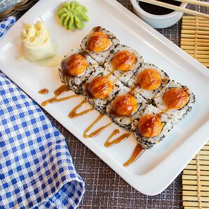 Острый ролл с мидиями