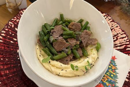 Томленая говядина с пюре и фасолью