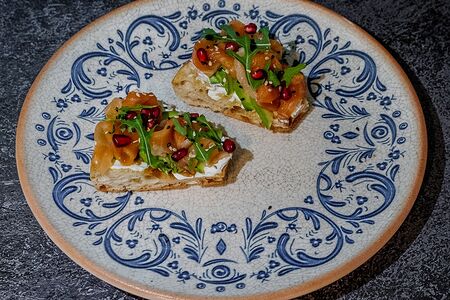 Храшунеби с лососем, сливочным сыром, авокадо и гранатом