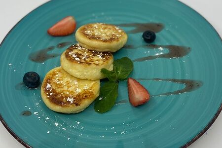 Сырники со свежими ягодами