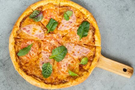 Пицца с ветчиной и сыром