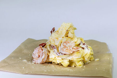 Паста с креветками и томатами