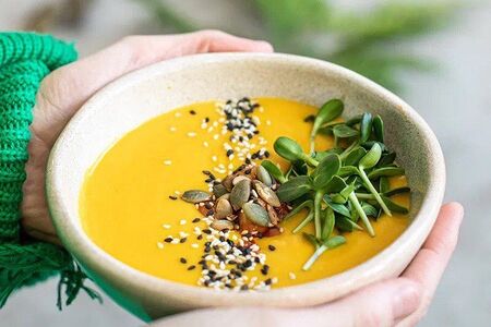 Крем-суп из тыквы с карри и пряным нутом