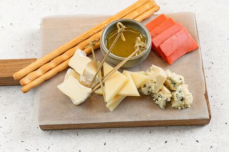 Ассорти сыров с гречишным медом и гриссини