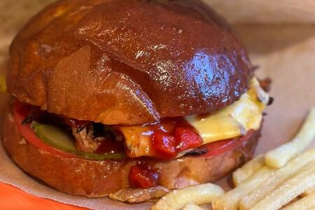 Бургер с рваной свининой и соусом BBQ