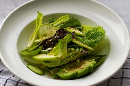 Зеленый салат с авокадо