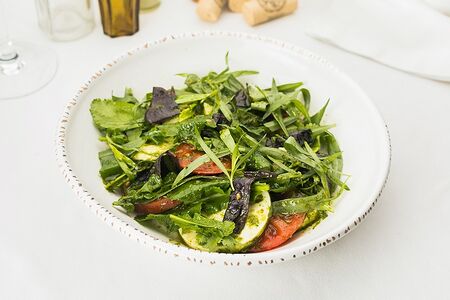 Салат из томатов и имеретинским сыром с зеленью