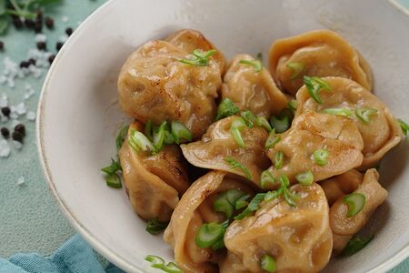 Пельмени со свининой и говядиной и сметаной